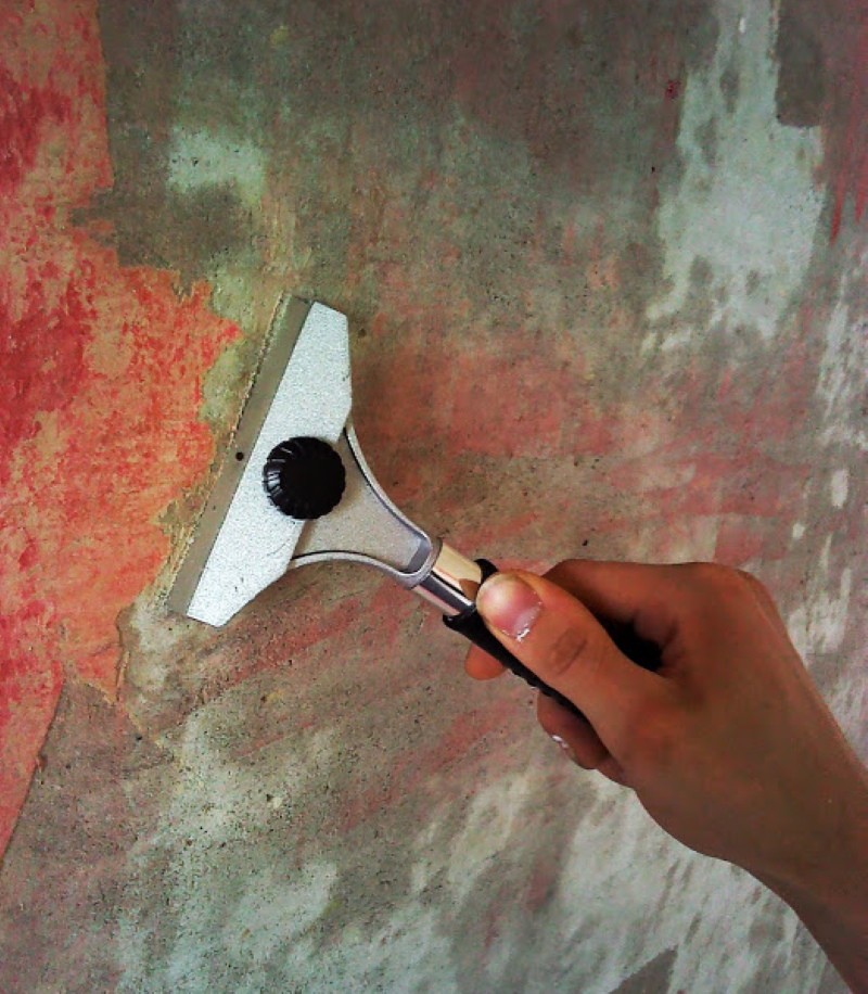 Для снятия шпаклевки. Удалитель старой краски. Удалитель краски со шпатлевки. Инструмент для снятия масляной краски со стен. Зачистка стен от старой краски.