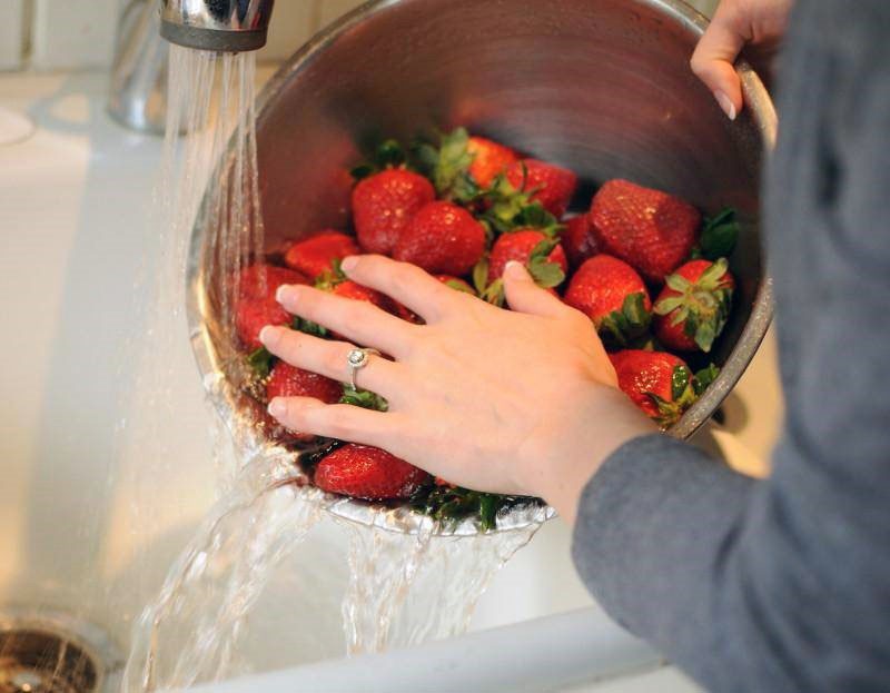 промыть ягоды клубники