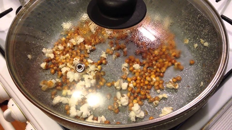 накрыть сковороду крышкой и жарить кукурузу