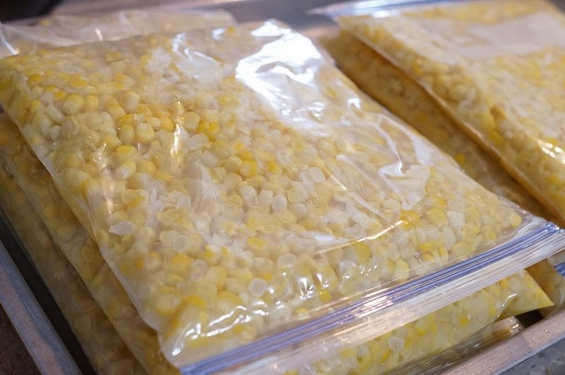 замороженные в пакетах зерна кукурузы