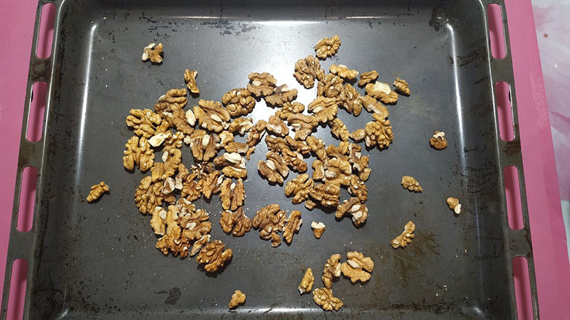 подсушиваем орехи в духовке