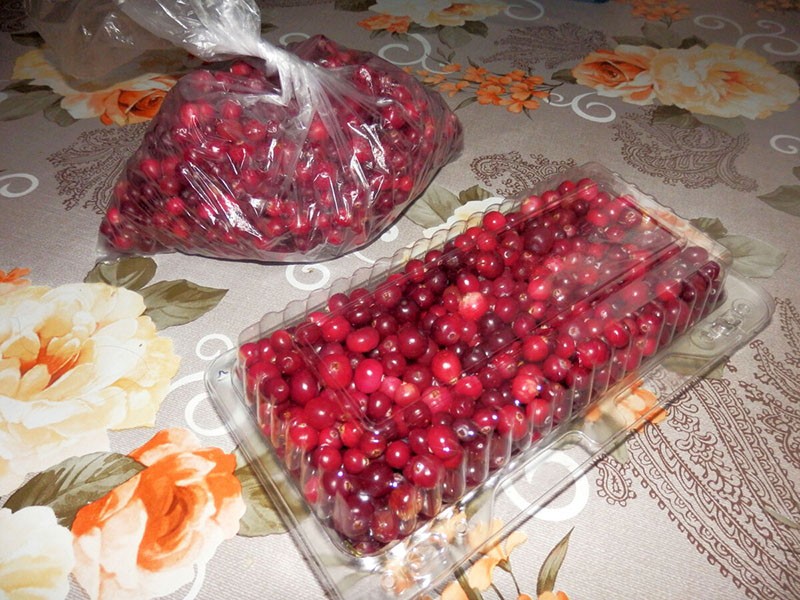 выложить ягоды в упаковки
