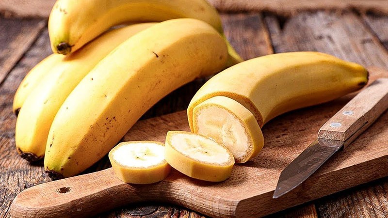 целые и нарезанные бананы