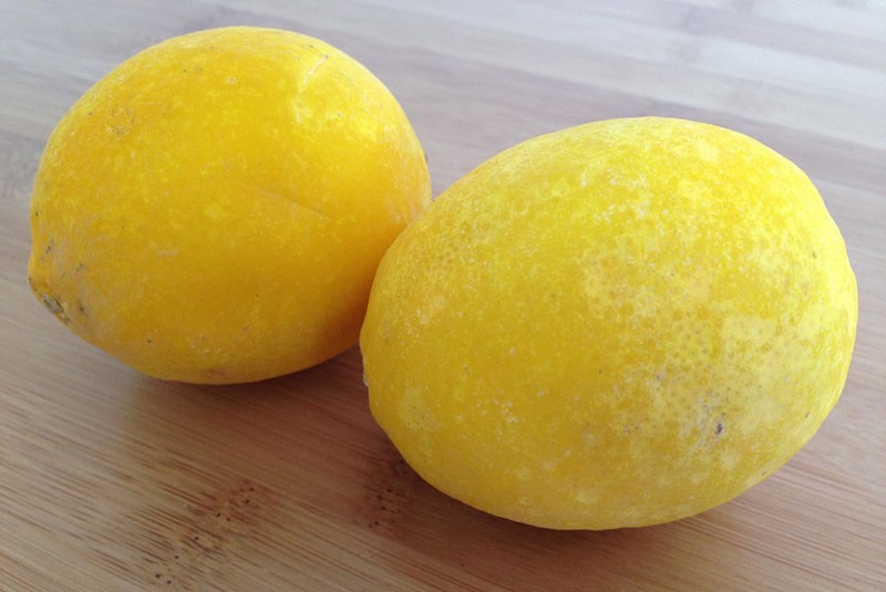 целый замороженный лимон