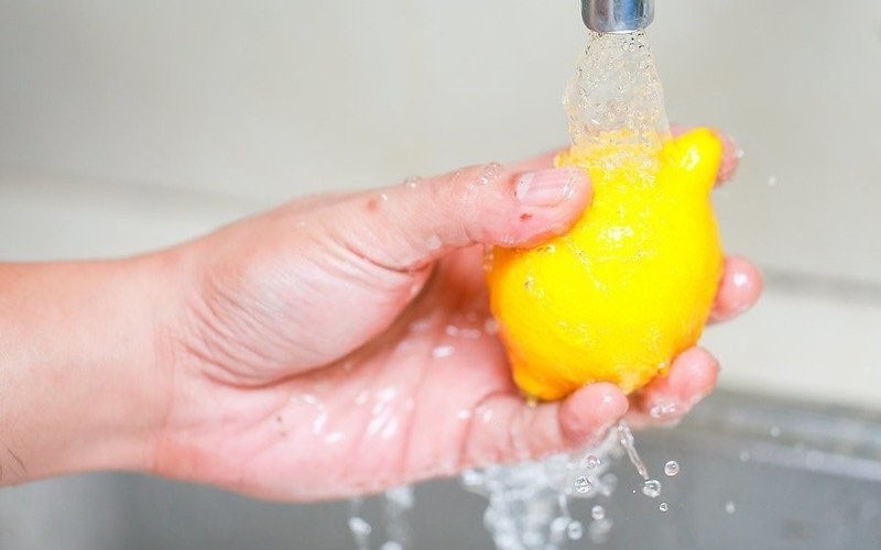 помыть лимоны