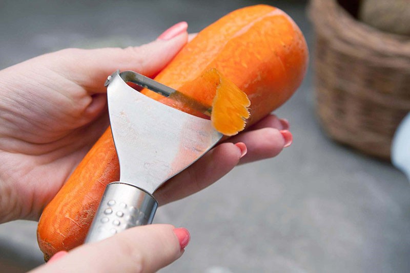чистка моркови для заготовки