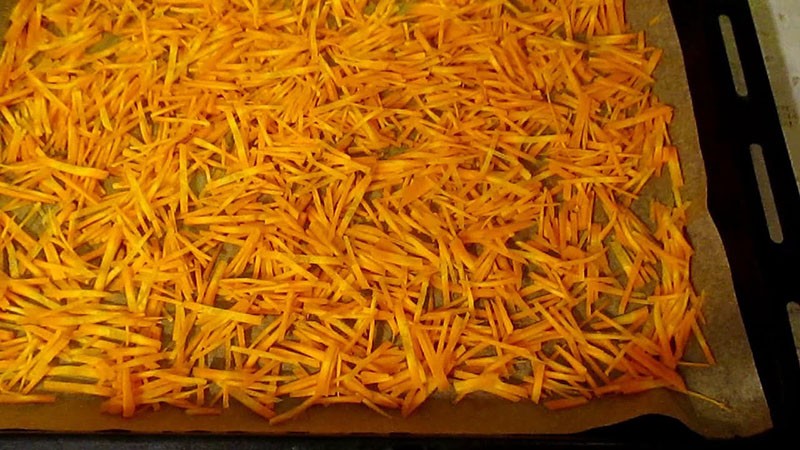 процесс сушки моркови на зиму в духовке