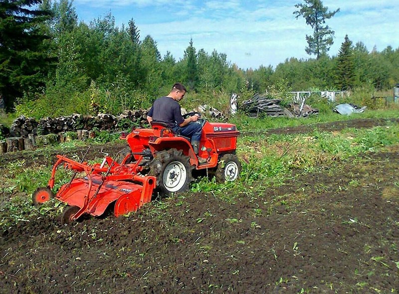 вспахивание участка с люцерной