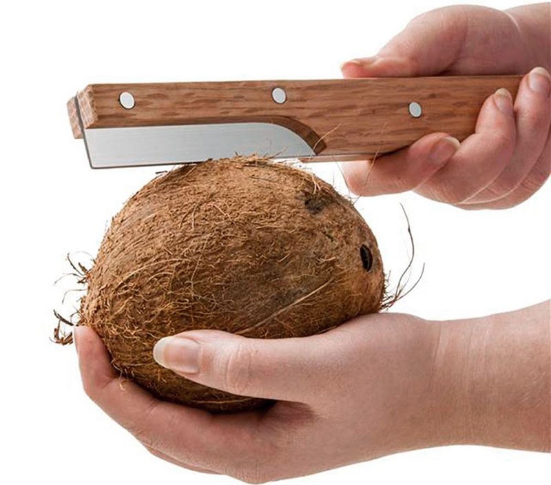 для очистки кокоса используем нож