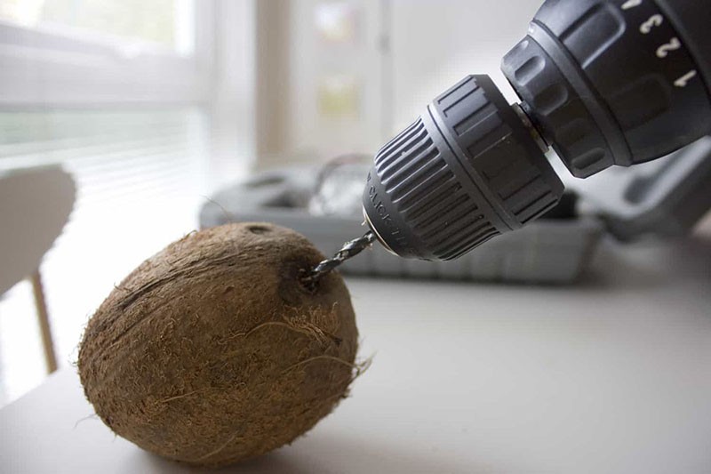 как почистить кокос при помощи электродрели